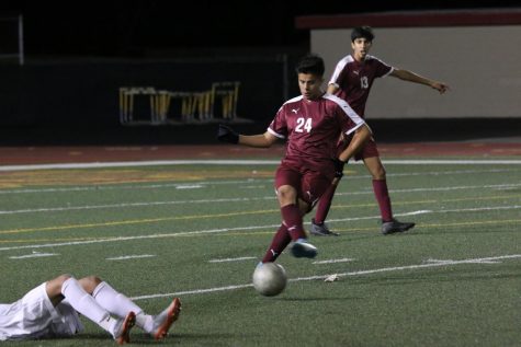 #24, Diego Andrade, kicking the ball to a teammate that was open.