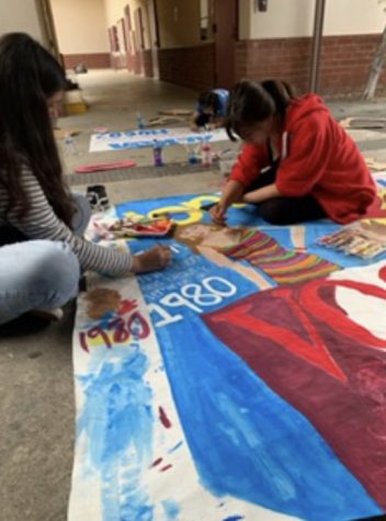Students of the freshman class council working on posters. Credits to Raylene Flores
