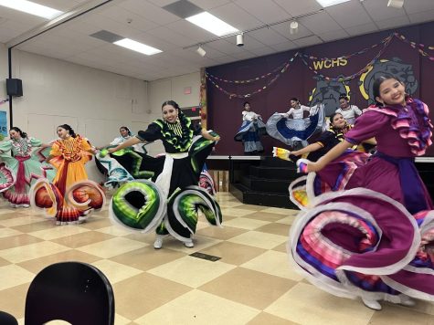 Folklorico dancers performing at Niche Hispana
Picture Credits: Arianna Urias