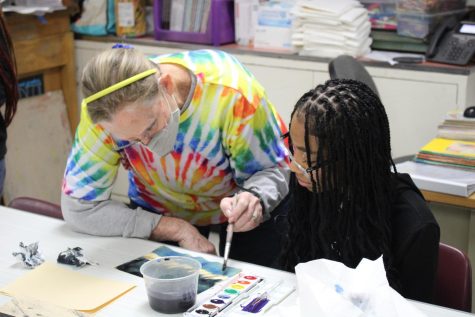 Cathi Julien teaches Freshman Aniya Passmore watercolor techniques during 2nd period today.
Photo by: Andres Luzania.