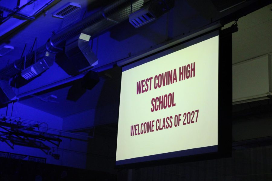 The opening slide on the projector welcoming the 8th graders to the school. Photo by Estrella Ponce De Leon