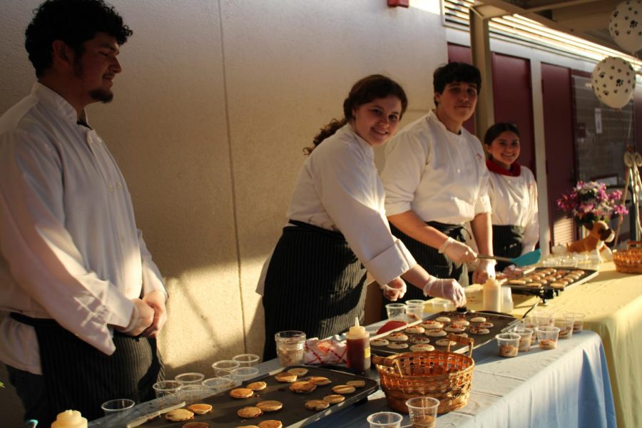 Culinary+arts+students+making+maple+bacon+pancake+samples+for+attendees+of+1609.