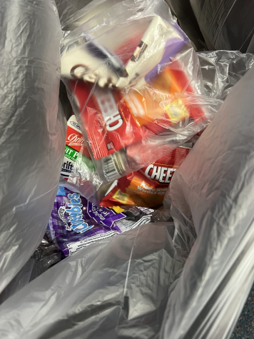 Cafeteria staff combine string cheese, Cheez-Its and a peanut butter and jelly sandwich into the same plastic bag, which doesn’t allow students to pick and choose what they want. In this photo, Cheez-Its and string cheese end up in the trash. 
Photo credit: Celeste Perez