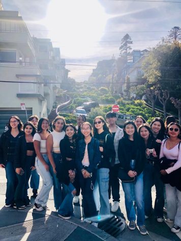 Members of Bulldog Media Group (left to right): Ashley Braunstein, Katie Castillo, Kassandra Aguirre, Victoria Tu, Salma Valle, Analisa Soriano, Atiyana Sowell, Marianna Ayala, Raylene Guadron, Adrian Talamantes, Kylie Chao, Rachel Leon, Isabella Scothorn, Nicole Song and Andrea Salazar visit San Francisco’s Lombard St., famous for its steep and curvy structure. 
Photo credit: Stephanie Perluss
