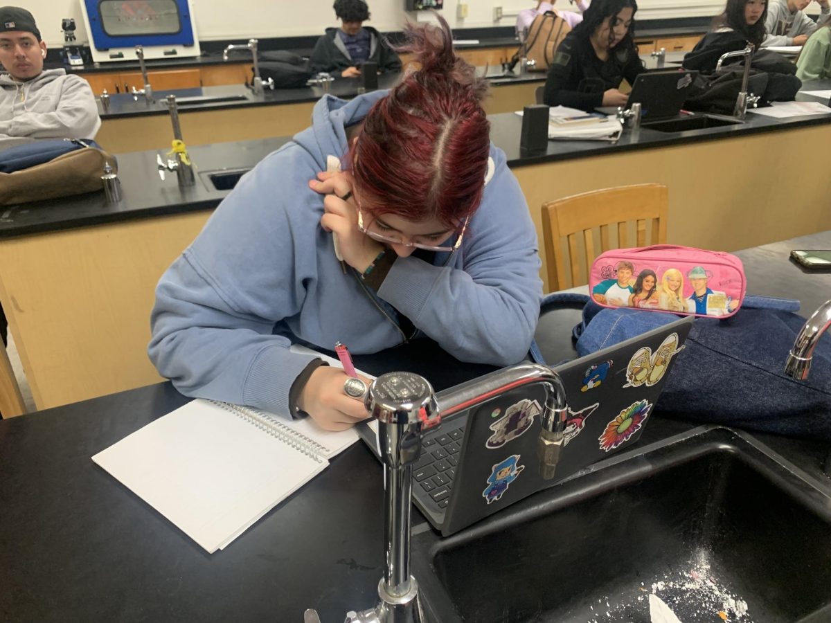 Senior Alex Garcia starts on an assignment for Spanish class. The assignment is due in class as soon as she walks in. “I’ve been struggling to keep up with work lately, but I think I’ve gotten a lot better since the start of the semester,” said Garcia. 