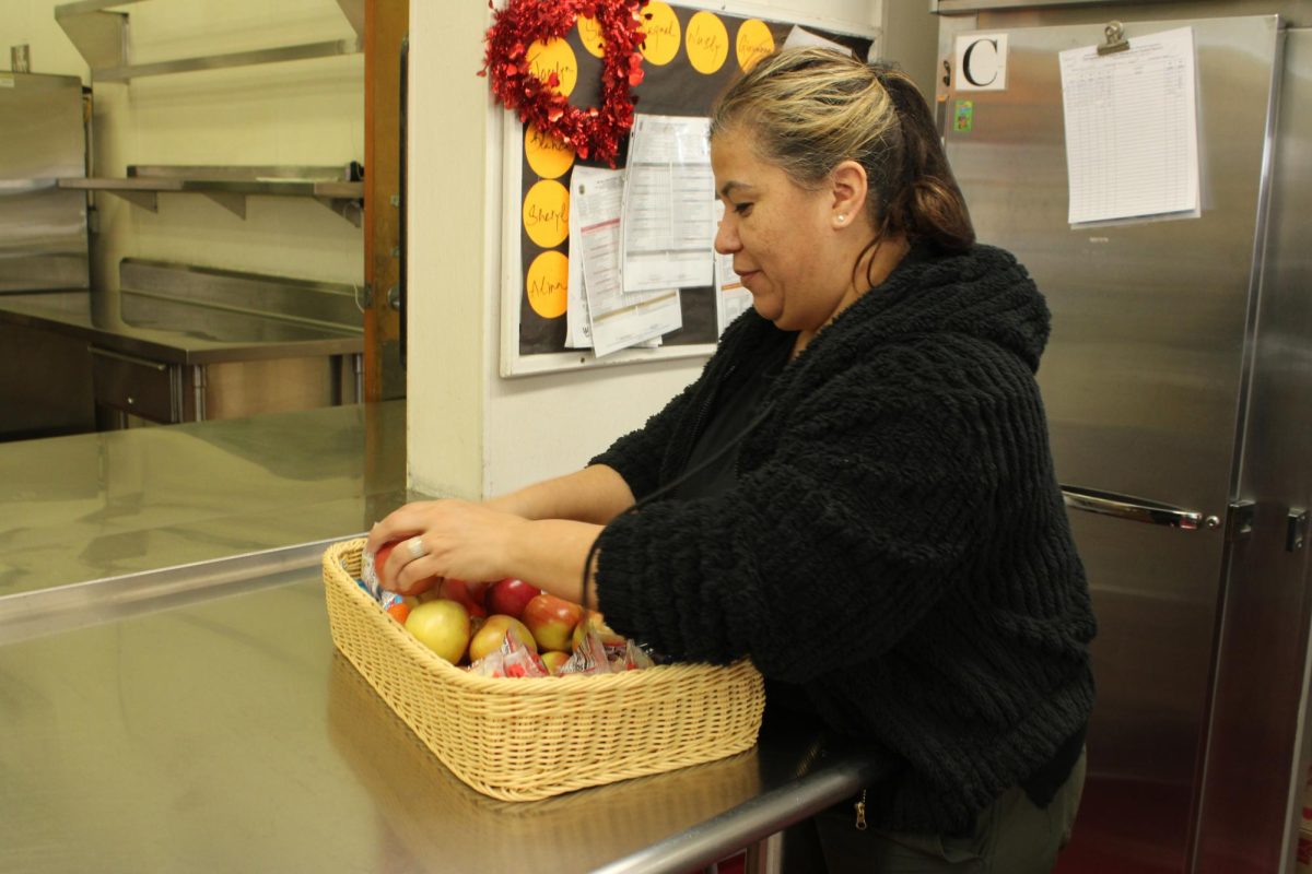  Suzanna Gutierrez sorts fruits and vegetables that are given out every day throughout lunch. Her goal is to emphasize providing fresh fruits and vegetables on campus every day. “And we’re emphasizing fresh meals, better meals,” said Gutierrez. 
