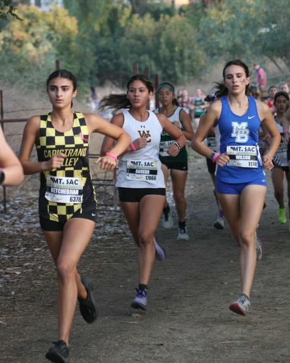 Angelina Aguero, estudiante de último año, participa en el sorteo anual femenino del Mt. SAC Invitational 2024 el 25 de octubre de 2024. Aguero cree que entrenar por la mañana y comer un buen plato de pasta la ayudarán a lograr un nuevo récord personal. Foto de Belinda Parra.