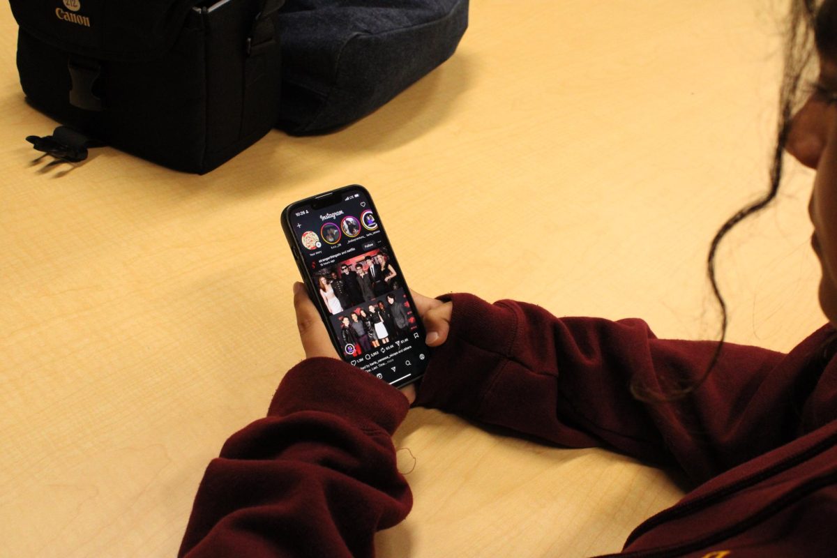 Los estudiantes de primer año Eval Faro entrevistaron el 7 de noviembre en el centro de medios sobre cómo usa las redes sociales antes de acostarse. Faro tuvo problemas para equilibrar cuánto tiempo pasa en las redes sociales ya que las redes sociales son adictivas, ha dejado de desplazarse cuando sus padres le quitaron el teléfono o cuando estableció un horario para estar en su teléfono. “A veces, me distraerá. Por ejemplo, voy a ir a mi teléfono a escuchar música, pero terminó yendo a Instagram o algo así en lugar de hacer mi trabajo," Faro dijo. Por: RoxyRyan Catano