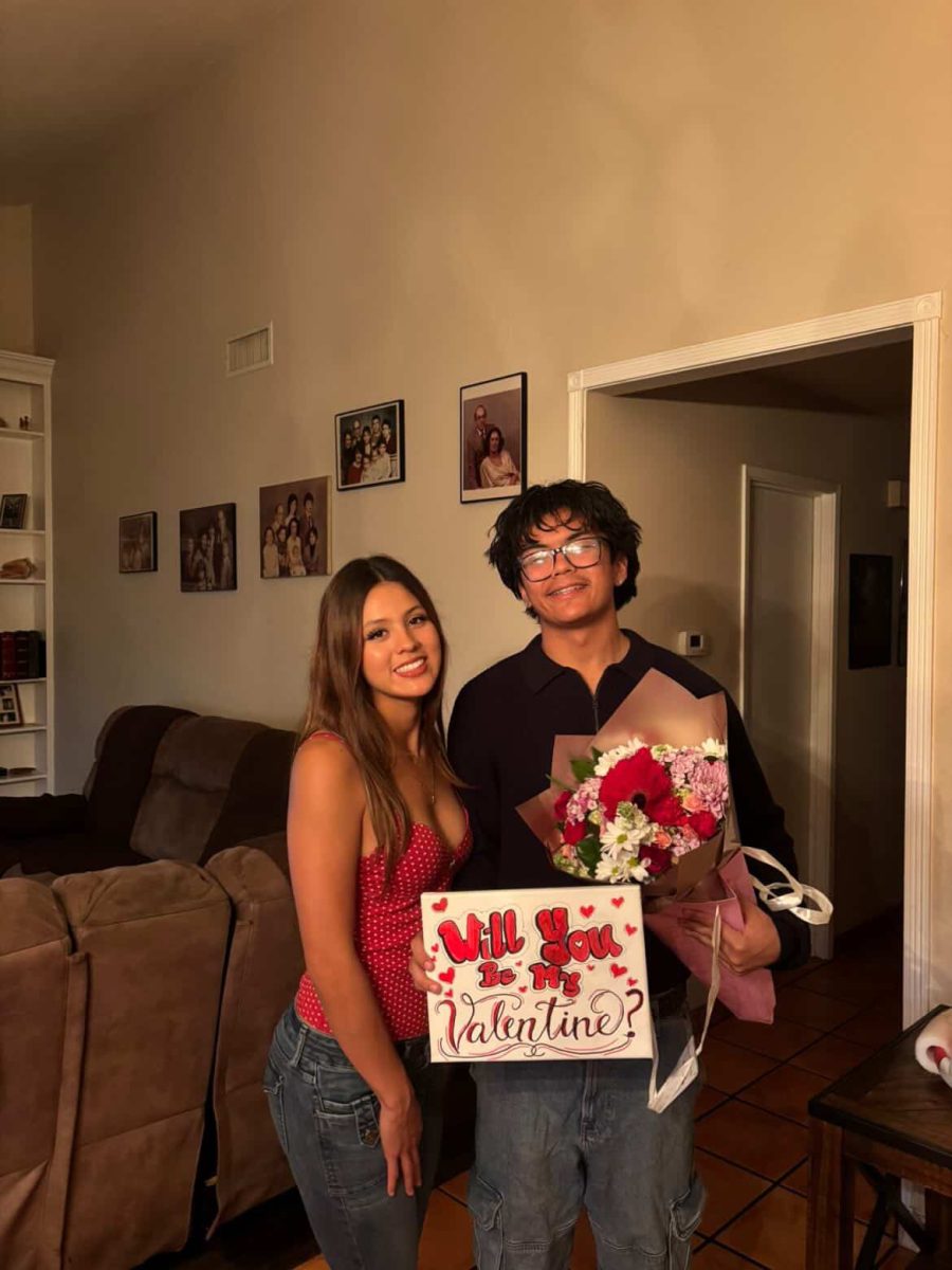 Angelina  Aguero y Noah Davis celebran el día de Valentines juntos. Davis preparó un pequeño regalo hecho a mano para pedirle a Aguero que fuera su Valentine. “Estamos aprendiendo a manejar una vida totalmente nueva juntos…la verdad estamos enfocados en conseguir trabajo, ganar dinero y enfocarnos en lo importante,” Aguero dijo.
