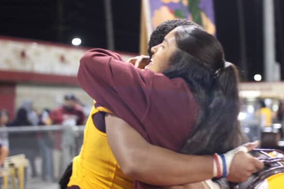 Natalie Alvarez y Josiah Joseph en Thyberg Feild después de una victoria de los Bulldogs contra Baldwin Park. La pareja llevaba ocho meses junta y tenía mucha confianza en su relación. “Tenemos una relación fuerte,” Joseph dijo.
